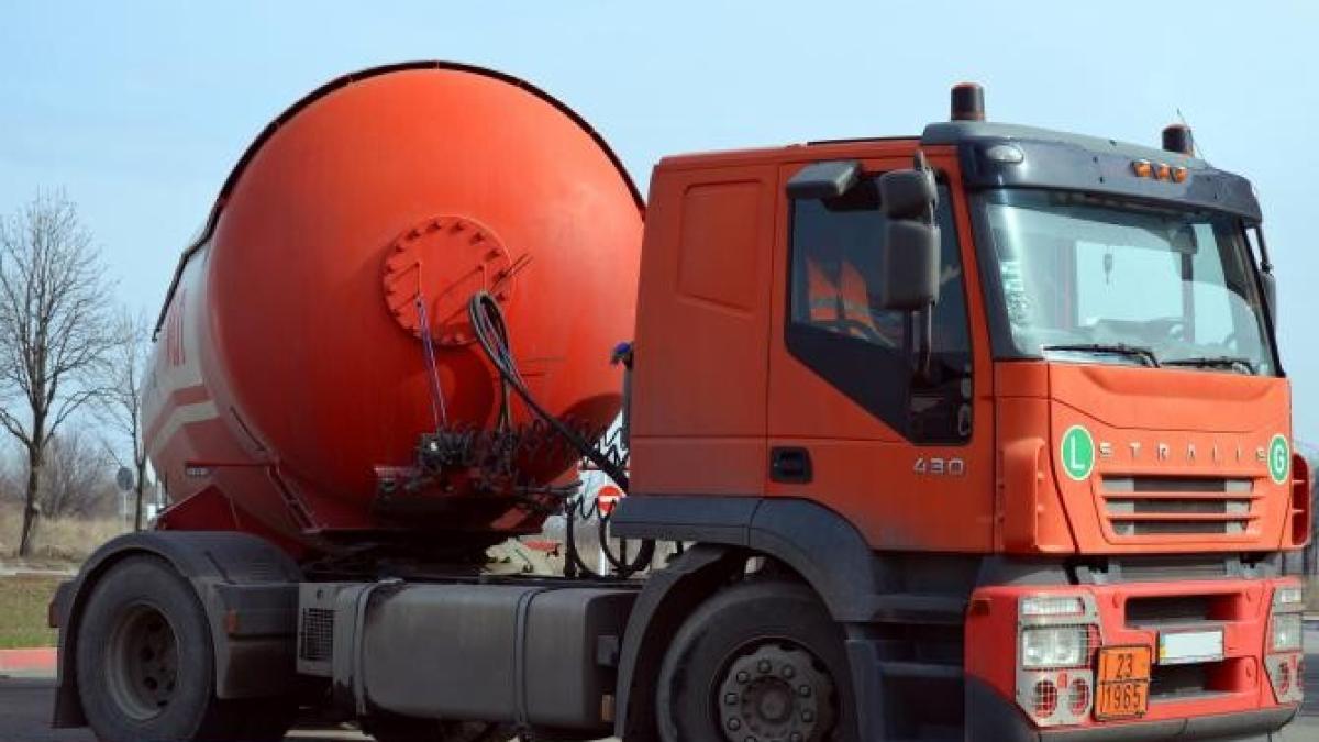 cisternaprc-ccprc-86-implicataprc-ccprc-86-iprc-ccprc-82ntr-un-accident-pe-dn-1a--la-crevedia--o-persoanaprc-ccprc-86-raprc-ccprc-86nitaprc-ccprc-86_62688600