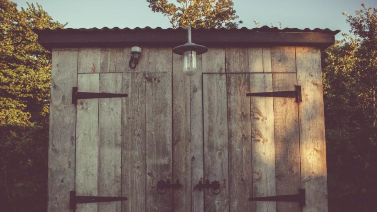 toaleta_in_curte_36442300