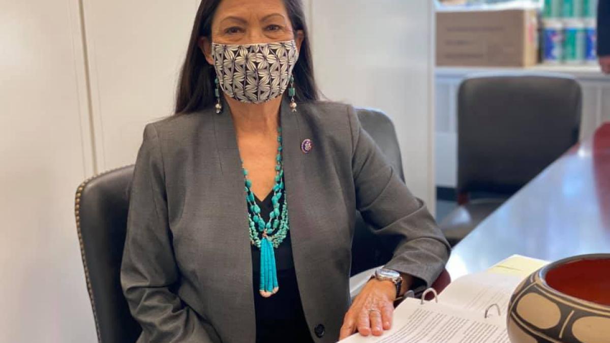 deb_haaland_amerindian_departament_interne_sua_fb_33186700