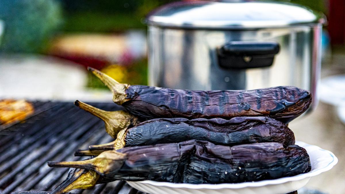 de-ce-sa-toci-vinetele-pentru-salata-cu-un-cutit-de-lemn--explicatia-simpla_35072400