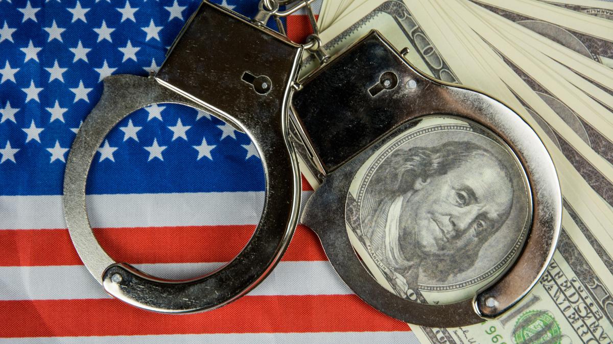 barbat_inarmat_arestat_sua_kamala_harris_unsplash_65451500