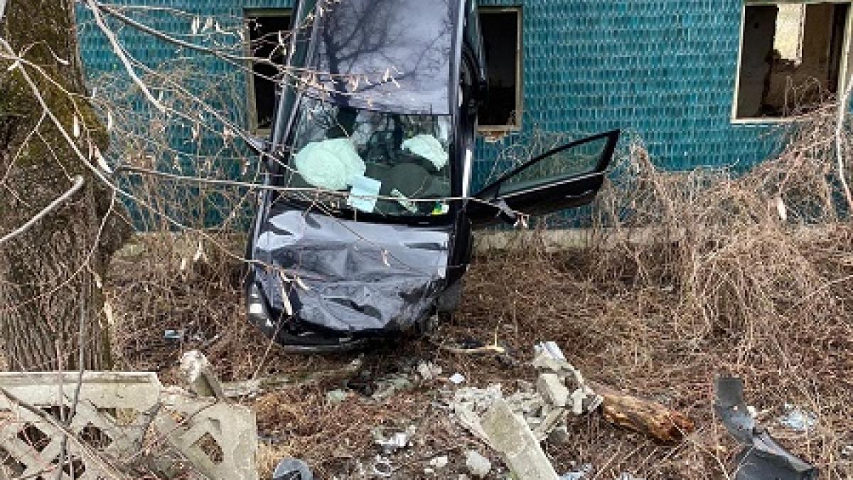 accident-in-targoviste--un-sofer-s-a-infipt-cu-masina-intr-o-cladire_62238900