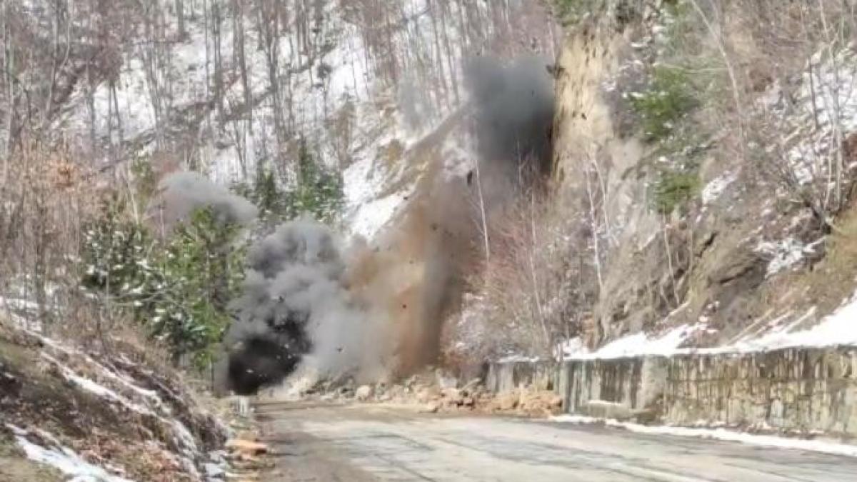 sprc-ccprc-a6ase-deflagratprc-ccprc-a6ii-sprc-ccprc-a6i-peste-100-de-kg-de-explozibil--pentru-detonaprc-ccprc-86rile-de-pe-dn10--la-siriu---video_66377800