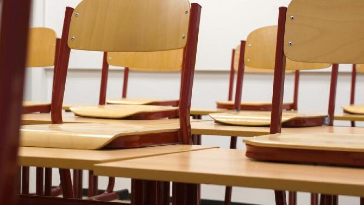 experimentul-periculos-al-unor-elevi--la-scoala--au-stropit-cu-dezinfectant-o-banca-si-i-au-dat-foc--o-fata-a-ajuns-cu-arsuri-la-spital_81003300