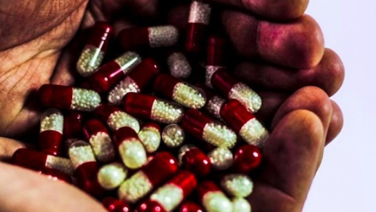 supradoza_medicamente_alcool_ilustrativ_pxb_82845300