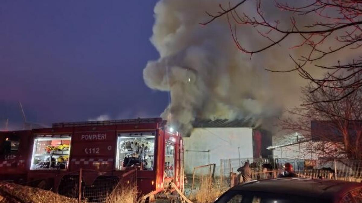 incendiu-violent-la-un-complex-din-scheia--suceava--interventprc-ccprc-a6ie-dificilaprc-ccprc-86-a-pompierilor_31300700