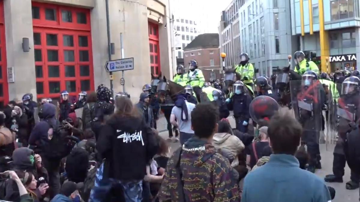 noi-manifestatii-violente-la-bristol-contra-unui-proiect-de-lege-care-da-puteri-politiei-si-ingradeste-dreptul-la-protest--s-a-lasat-cu-arestari---video_48054100