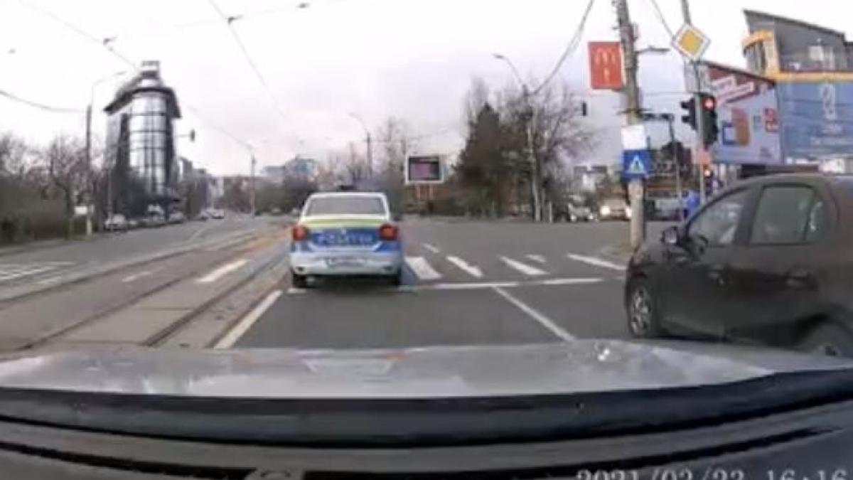 politie-rosu-trafic_33640900