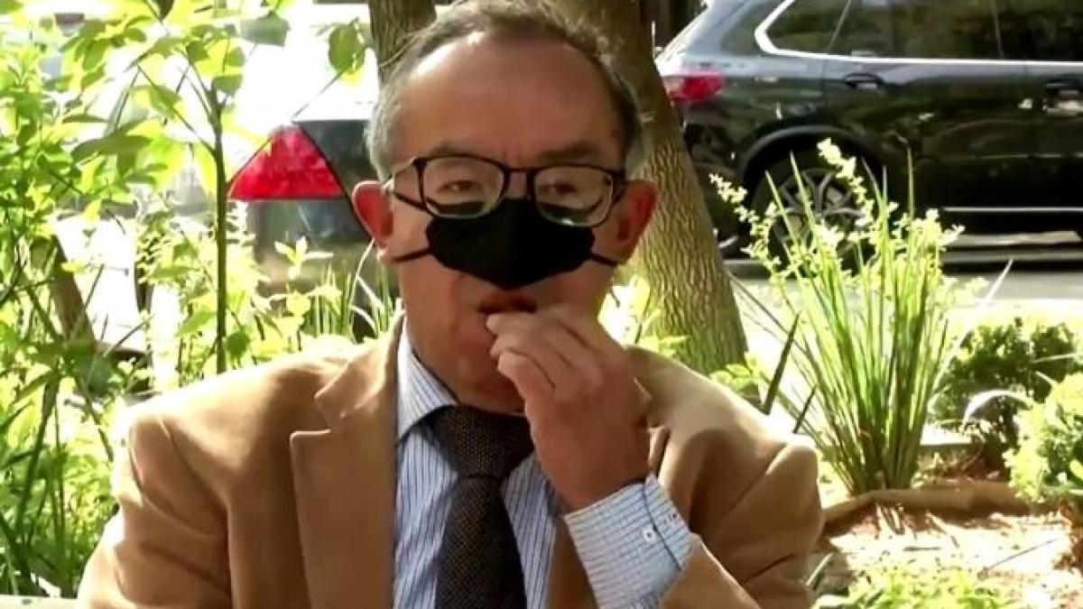 masca-de-folosit-in-timp-ce-iei-masa_25006600