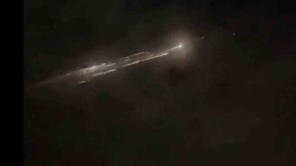 spectacol-de-lumini-pe-cerul-din-sua--resturile-unei-rachete-space-x-au-intrat-iprc-ccprc-82n-atmosferaprc-ccprc-86_67810900