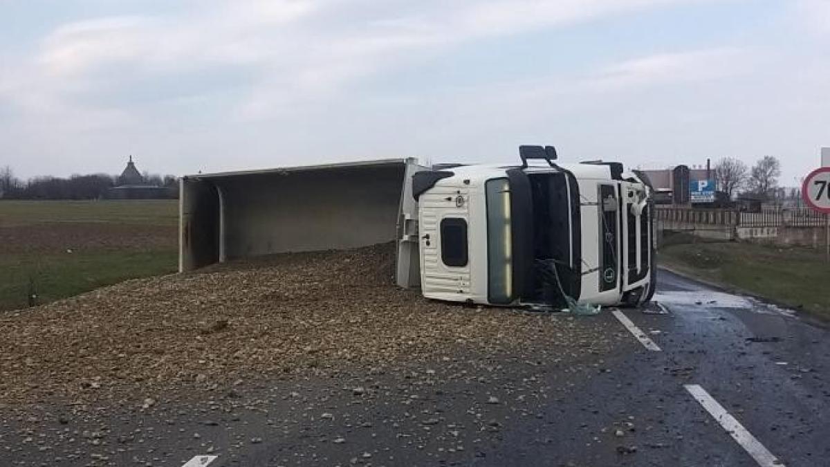 trafic-blocat-pe-dn-2--tir-iprc-ccprc-82ncaprc-ccprc-86rcat-cu-pietrisprc-ccprc-a6--raprc-ccprc-86sturnat-pe-sprc-ccprc-a6osea_77020600