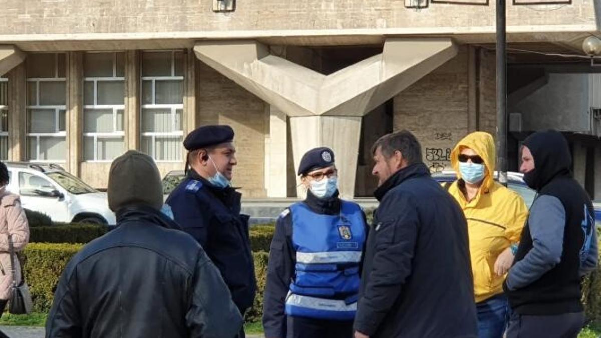 protest-anti-restrictii-in-ploiesti--amenzi-pentru-consumul-de-alcool-si-gesturi-obscene_15692100