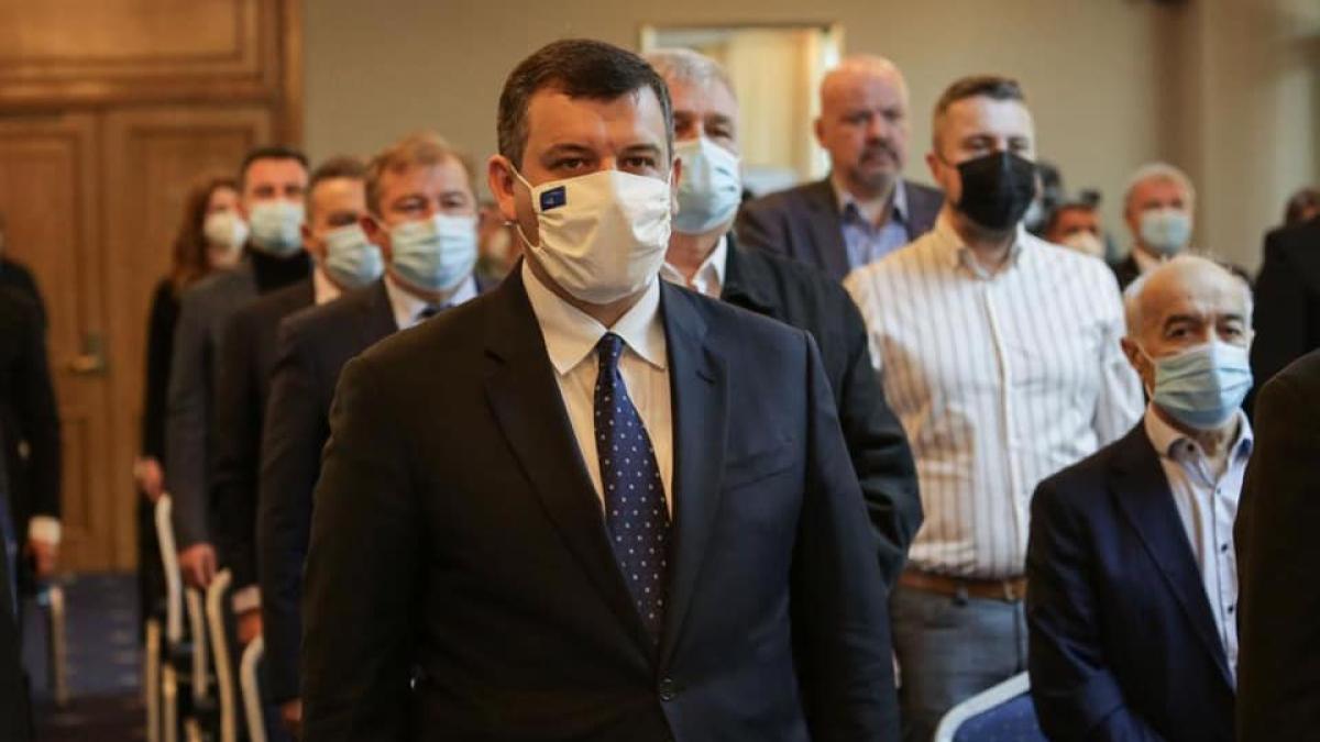 tomac-ii-face-dezertori-pe-protestatarii-care-si-au-scos-masca-si-i-au-dat-foc_91792500