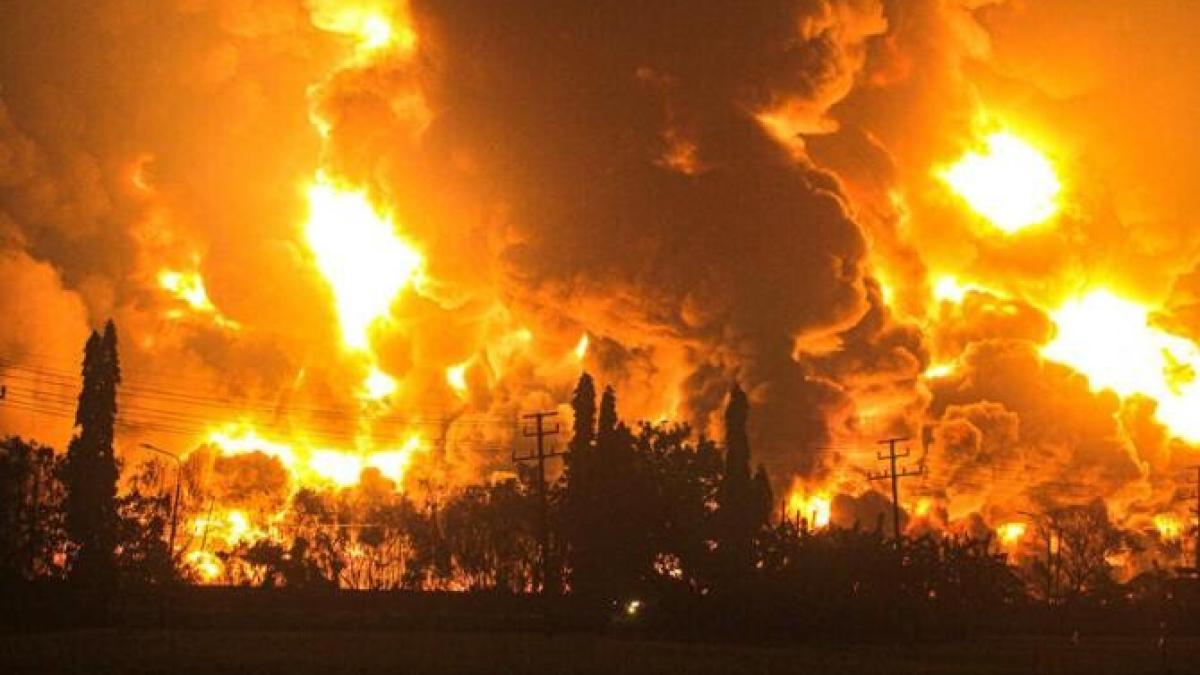 video-imagini-dramatice-din-indonezia--dupaprc-ccprc-86-explozia-unei-rafinaprc-ccprc-86rii_51767600