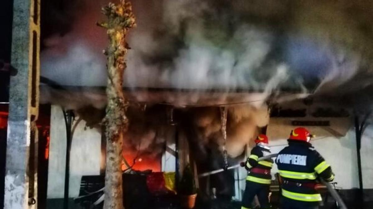 incendiu-violent-iprc-ccprc-82ntr-o-cofetaprc-ccprc-86rie-din-giurgiu--totul-s-a-faprc-ccprc-86cut-scrum_33128900