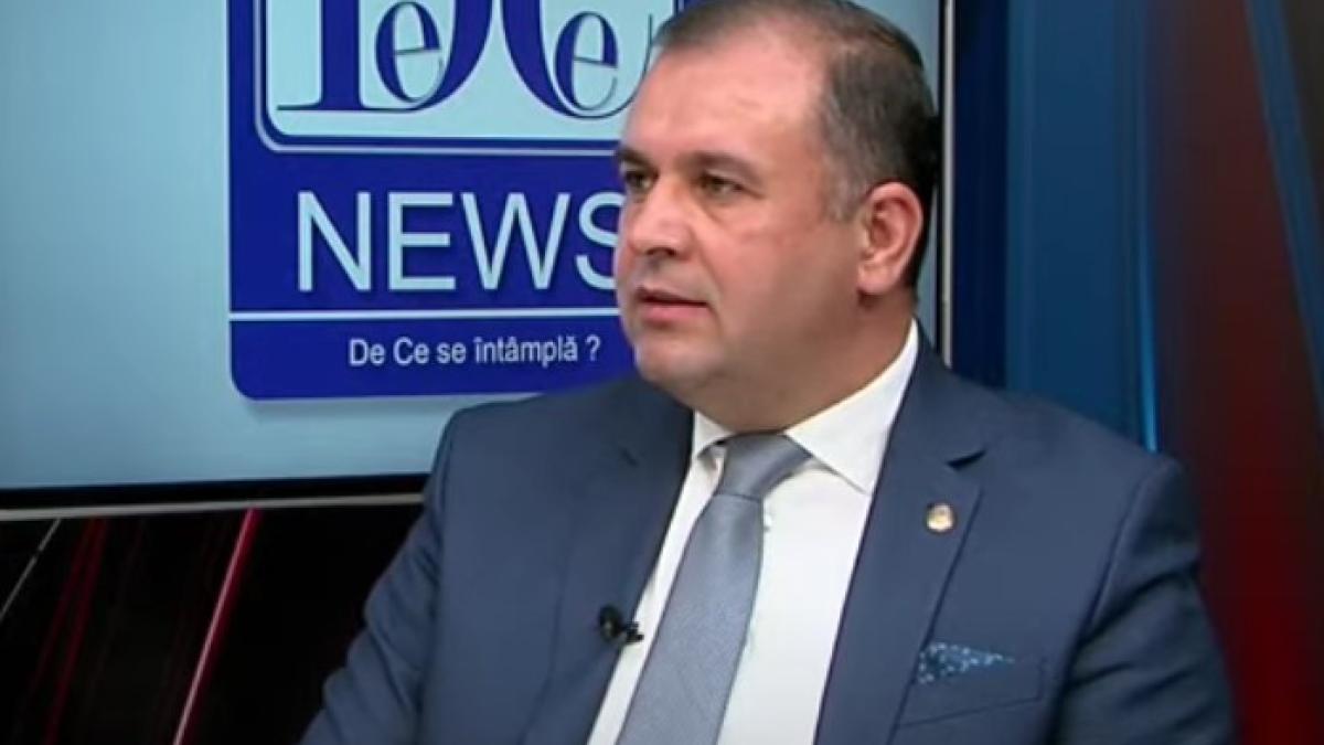 nicusor-halici--critica-cu-manta-dupa-ce-andrei-caramitru-a-jignit-protestatarii--prc-e2prc-80prc-9dtradatori-de-neamprc-e2prc-80prc-9d_32320800