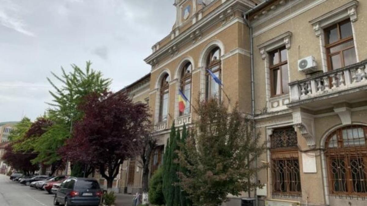 secretara-generala-a-primariei-deva-si-sotul-ei-au-fost-arestati-preventiv_76676100