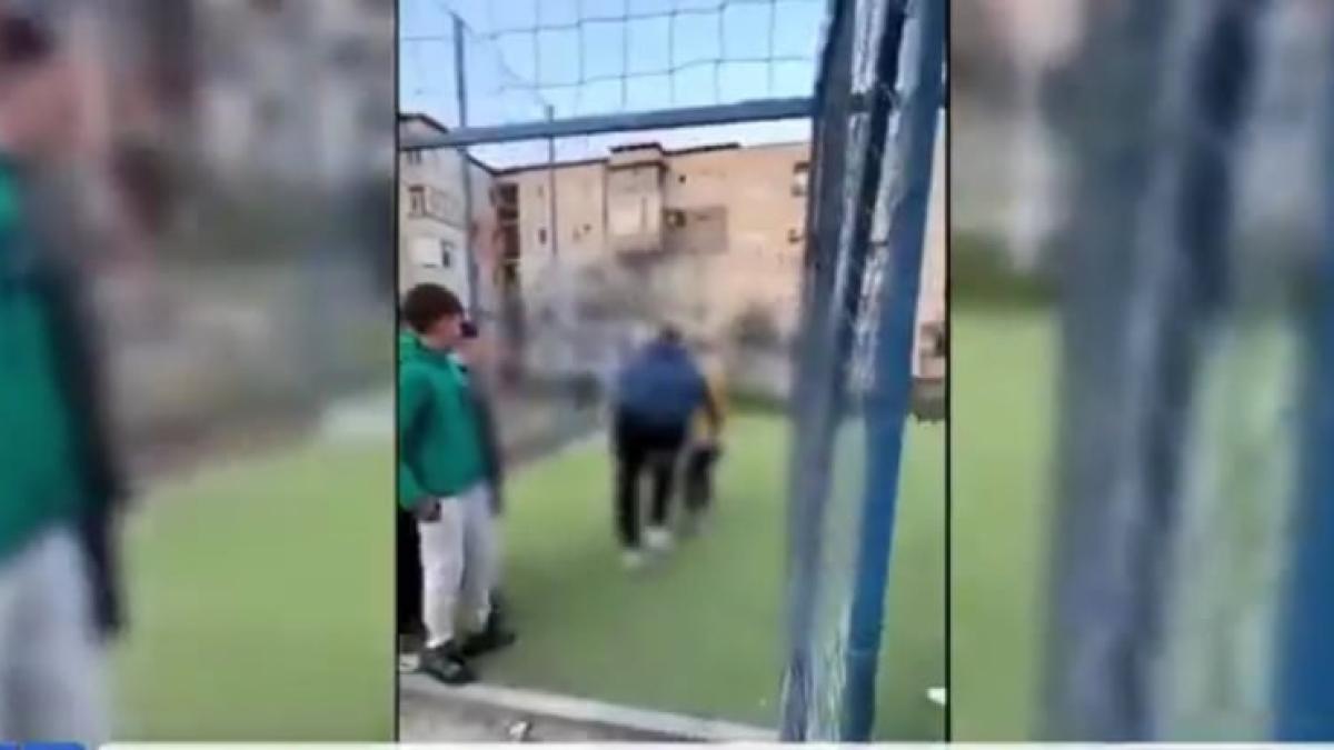 copil-batut-teren-de-joaca_83110800