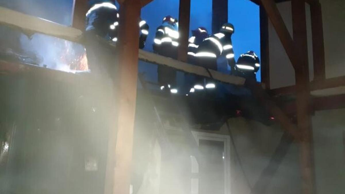 incendiu-la-o-cabanaprc-ccprc-86-din-localitatea-muntele-rece--judetprc-ccprc-a6ul-cluj_58640200