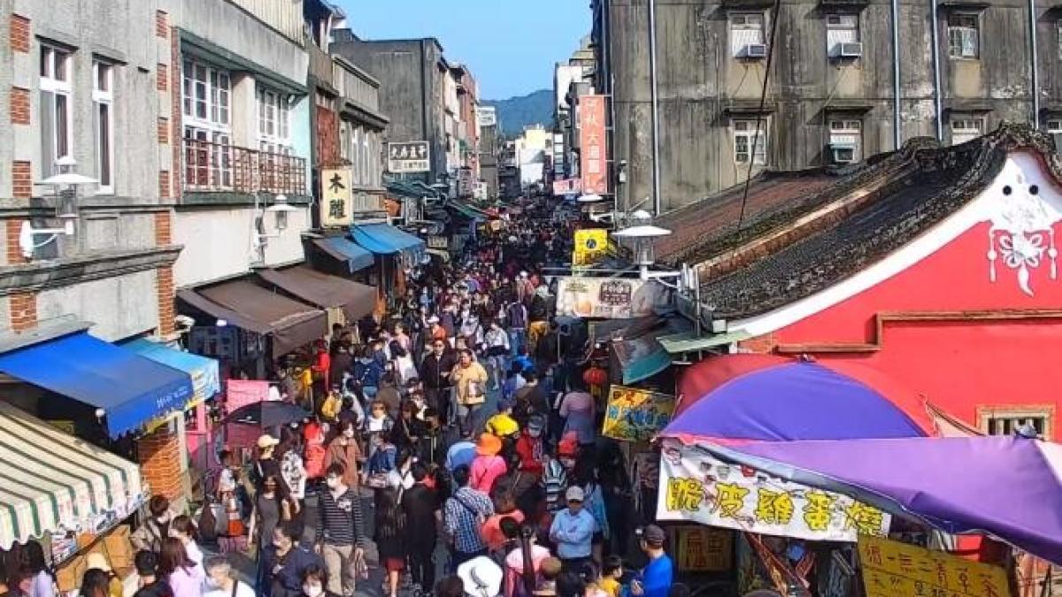 aglomeratie-uriasa-pe-o-strada-din-taoyuan--taiwan--in-plina-pandemie--video_32451700