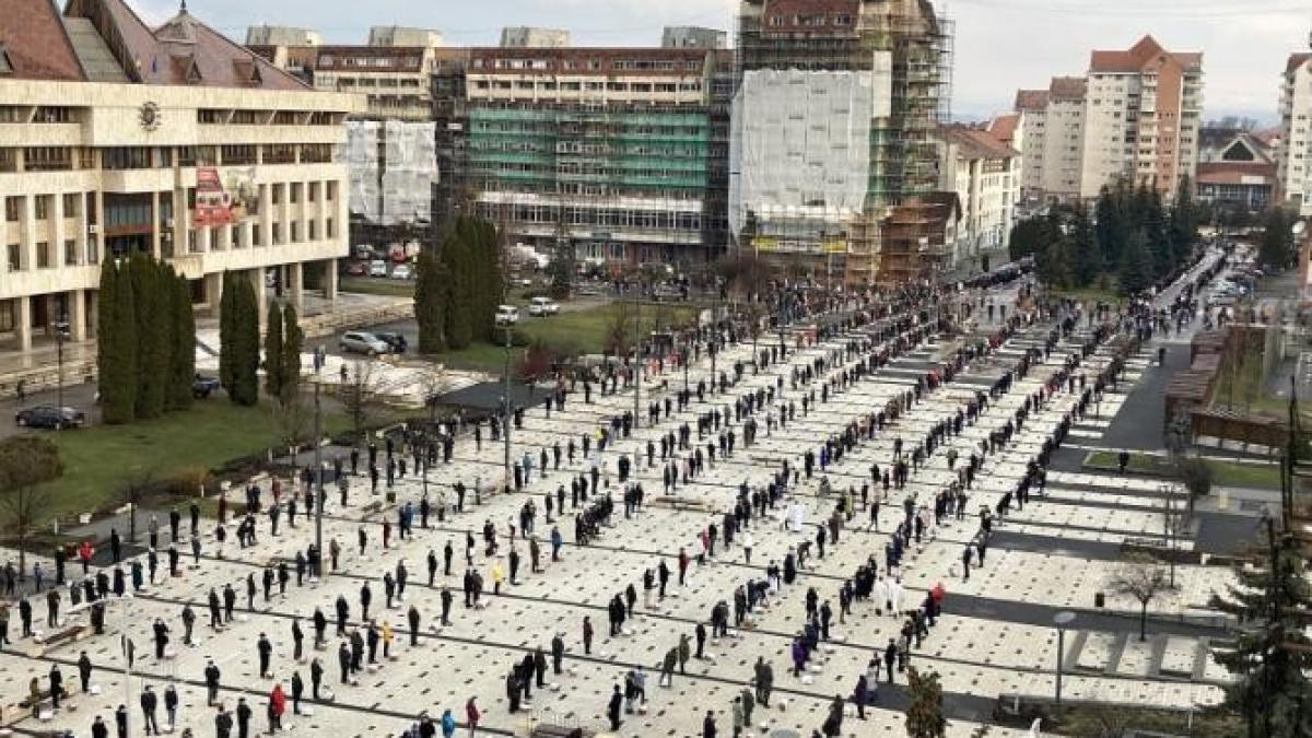 ceremonialul-de-sfintire-a-bucatelor-cu-ocazia-pastelui-catolic-se-desfasoara-in-conditii-speciale--la-miercurea-ciuc--cu-respecatarea-restrictiilor-impuse-de-pandemia-de-coronavirus-_36691300