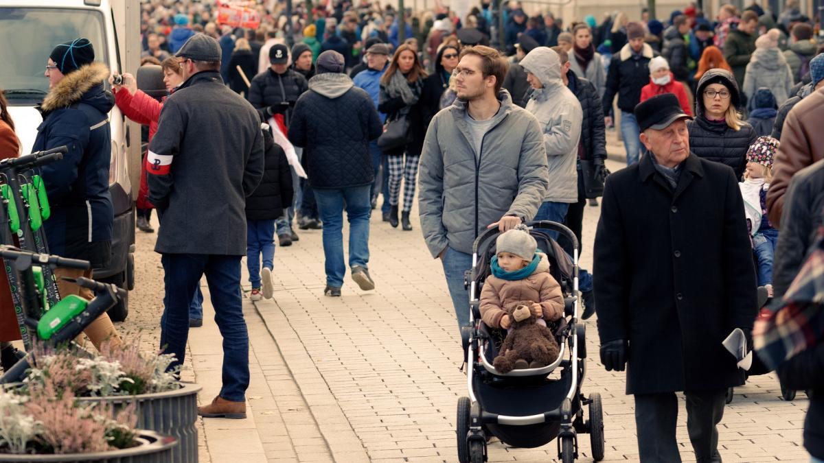 schimbarea-programului-de-lucru-al-magazinelor-roxana-socaciu-roretail_01541800