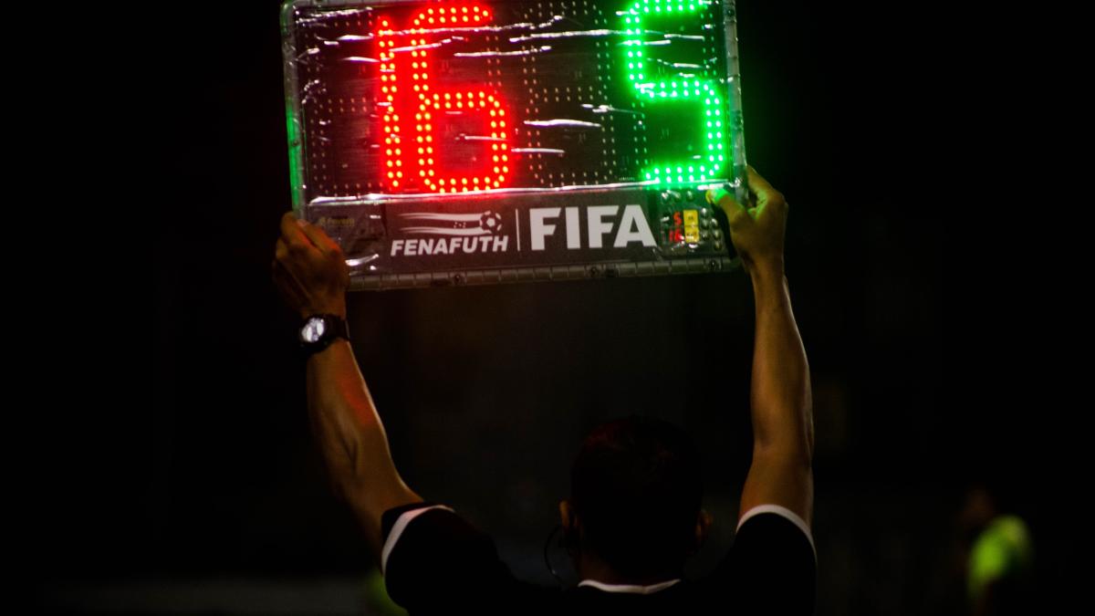 lpf_var_arbitraj_romania_fotbal_unsplash_64227400