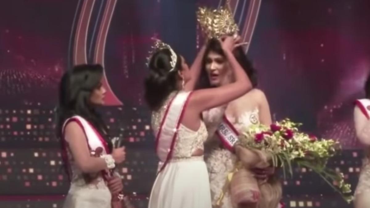 castigatoarea-mrs--sri-lanka--ranita-pe-scena-de-o-fosta-detinatoare-a-titlului--din-cauza-ca-ar-fi-divortata--a-ajuns-la-spital-dupa-ce-i-a-fost-smulsa-coroana_27196900