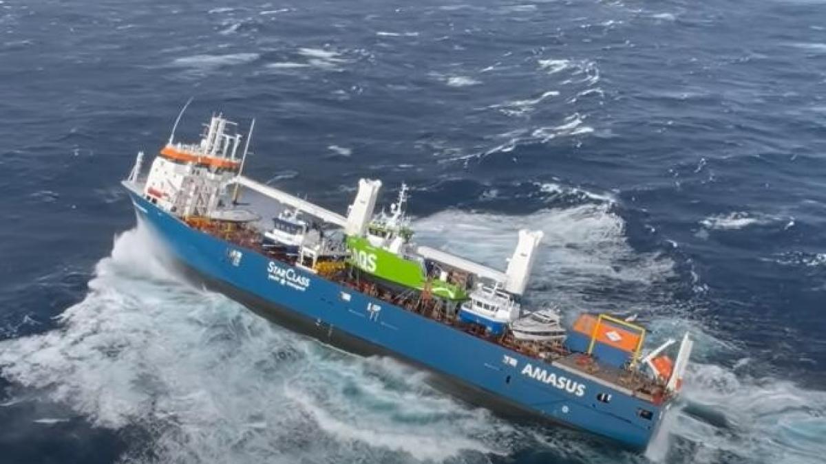 echipajul-unei-nave-aflata-in-derviva-salvat-cu-elicopterul_30891800