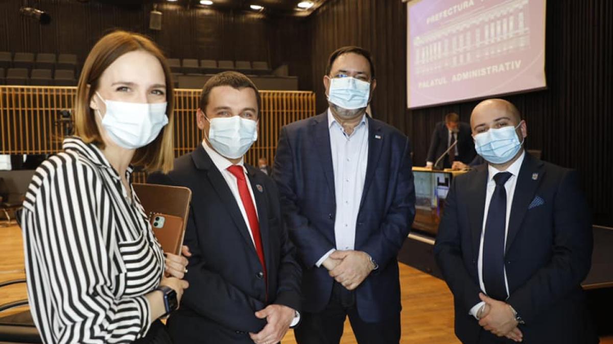 anca-munteanu-valva-usr-descindere-cu-membri-de-partid_66627200