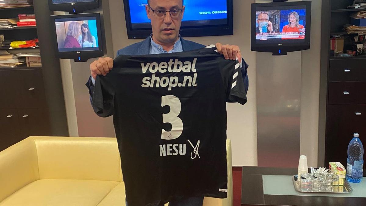 victor_ciutacu_fotbal_tricou_licitatie_sovre_fb_63866000