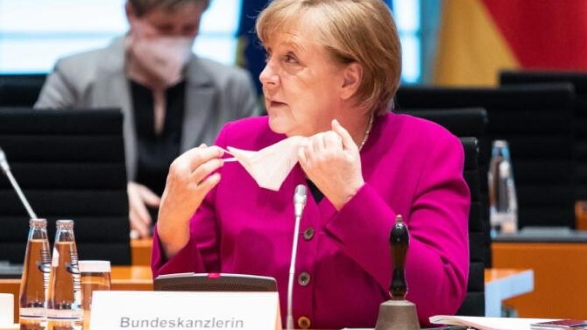 germaniaprc-c2prc-a0angelei-merkel--comparata-cuprc-c2prc-a0germaniaprc-c2prc-a0lui-adolf-hitler--ungaria--revolta-dupa-demiterea-unui-antrenor-maghiar--pe-criterii-de-homofobie-si-xenofobie_83100300