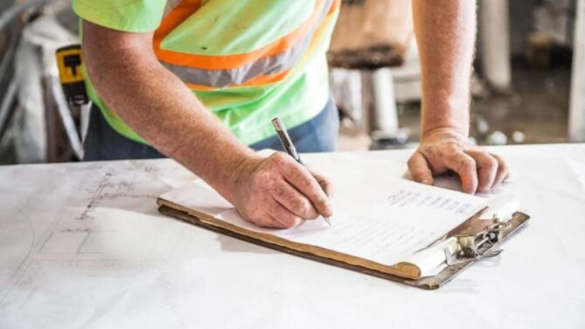 autostrazi_romania_muncitor_foto_pexels_71918500