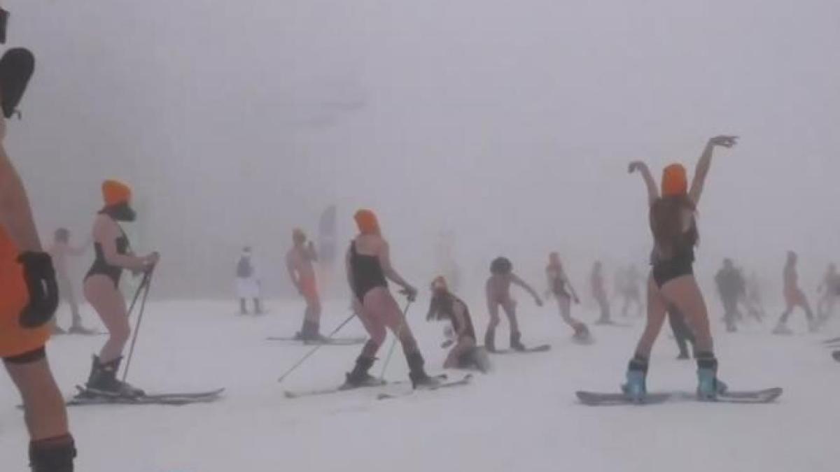 oameni-in-costum-de-baie-pe-partie-la-soci_53000700