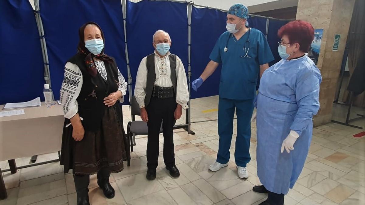 varstnici-in-straie-populare-la-vaccinare_70553700