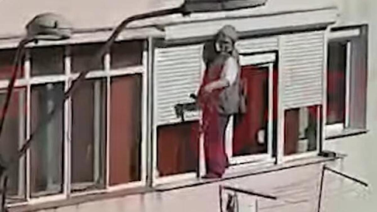 femeie-pervazul-exterior-al-geamului_39425200