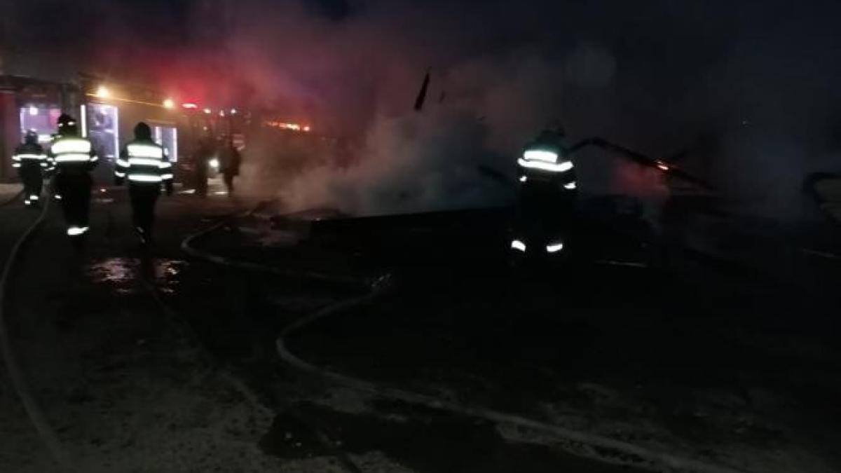 incendiu-violent-la-un-gater-din-suceava--a-ars-cherestea-depozitata-intr-o-hala-de-600mp_65080600