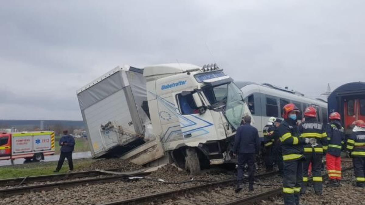 tir-lovit-de-doua-trenuri-la-un-interval-de-doua-minute_30415200