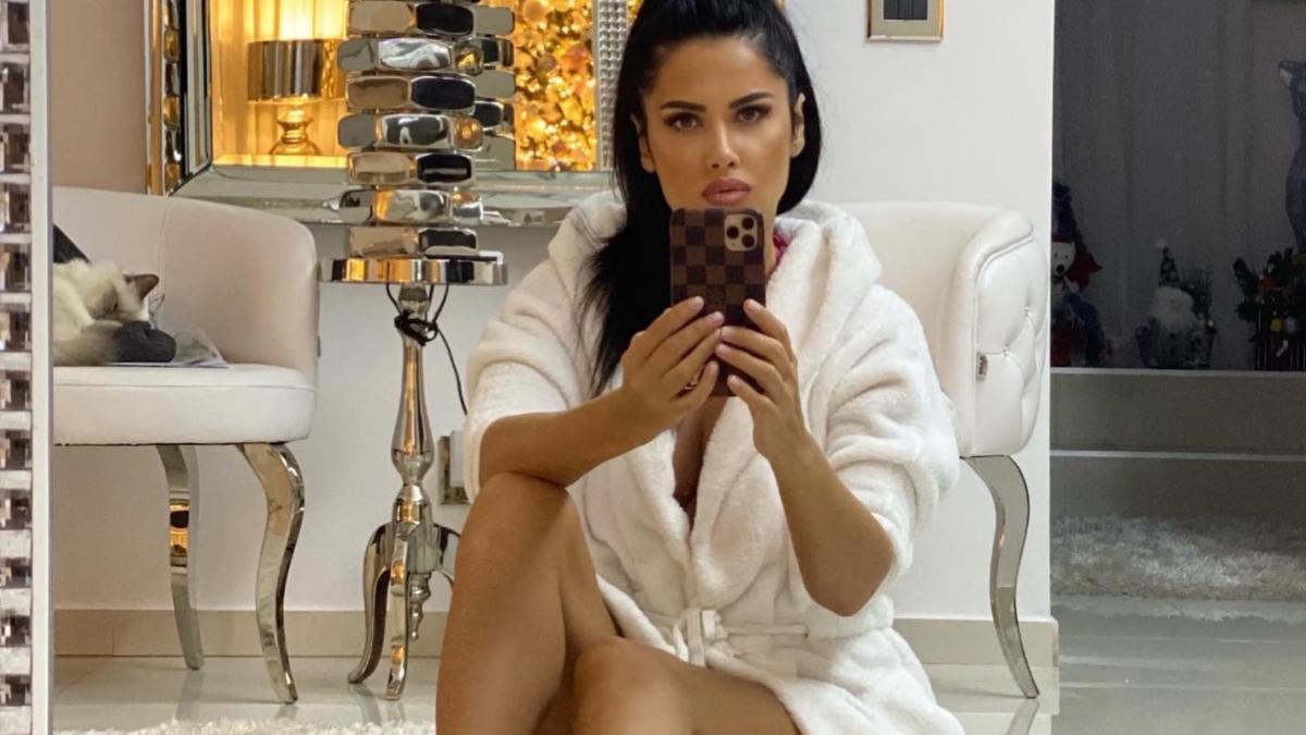 oana-zavoranu--despre-influencere-se-mocangeste-la-greu--apa-pe-care-o-beau-e-cu-arond--dar-sa-si-bage-si-copiii---_36568700