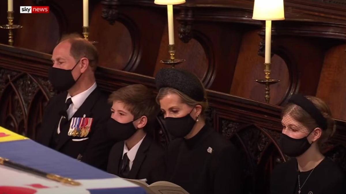 personaj-misterios-la-inmormantarea-printului-philip--cine-e-baiatul-de-13-ani-care-a-atras-privirile-intregii-planete_60757500