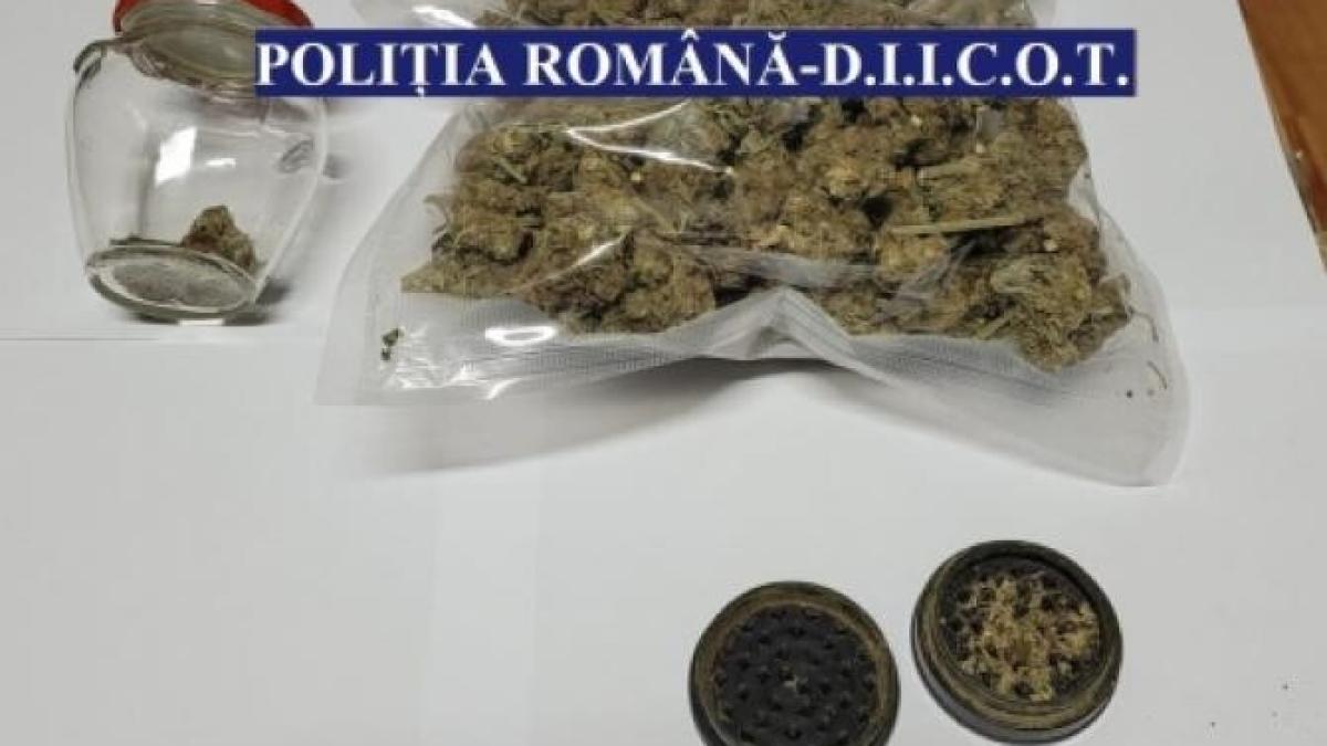 oprit-iprc-ccprc-82n-trafic-pentru-un-control-de-rutinaprc-ccprc-86--prins-cu-droguri-de-mare-risc_76137100