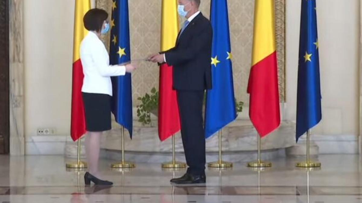 klaus-iohannis--semnal-caprc-ccprc-86tre-guvern--la-iprc-ccprc-82nvestitura-ministrului-saprc-ccprc-86naprc-ccprc-86taprc-ccprc-86tprc-ccprc-a6ii_43237800