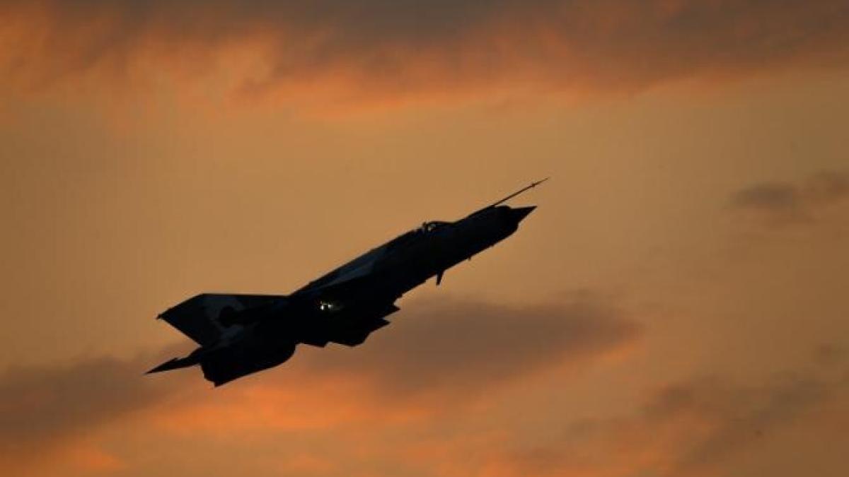 zbor-pe-un-butoi-cu-pulbere-cu-fitilul-aprins_91785800