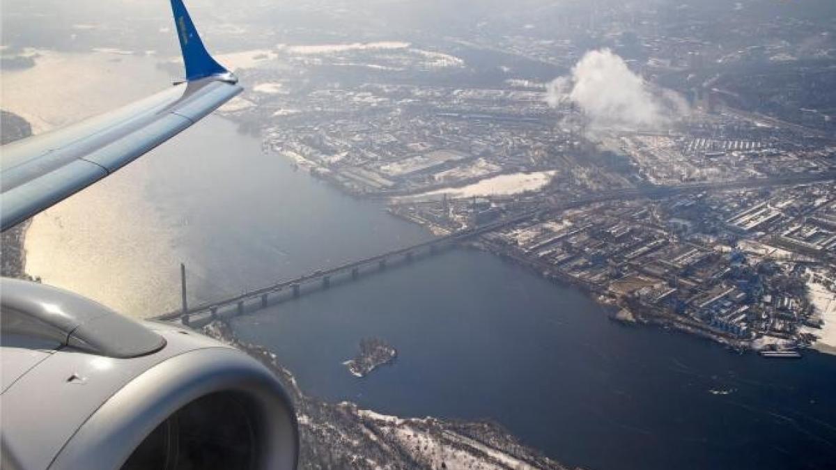 cernobiprc-ccprc-82l--35-de-ani-de-la-tragedie--zbor-de-90-de-minute-deasupra-centralei-nucleare_95137300