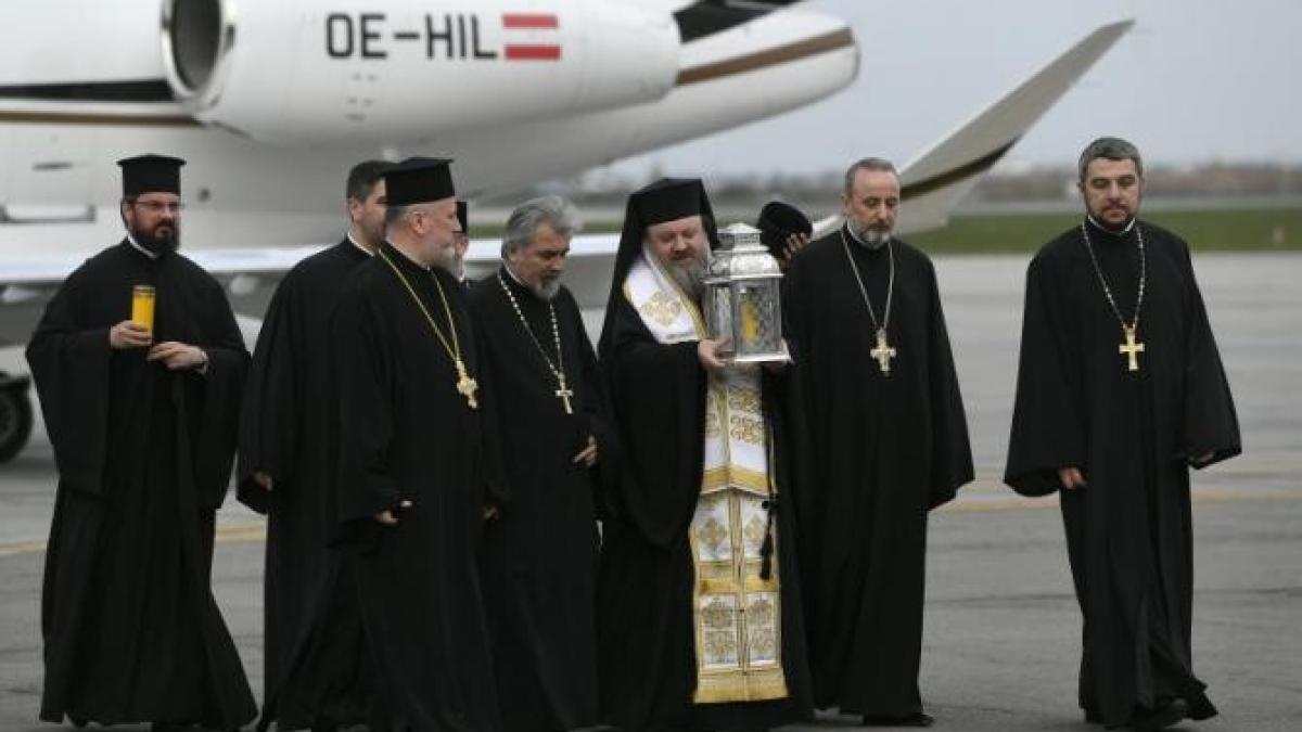 pasprc-ccprc-a6te-2021--sfaprc-ccprc-82nta-luminaprc-ccprc-86-de-la-ierusalim-ajunge-la-patriarhia-romaprc-ccprc-82naprc-ccprc-86-iprc-ccprc-82n-saprc-ccprc-82mbaprc-ccprc-86ta-mare_91372200