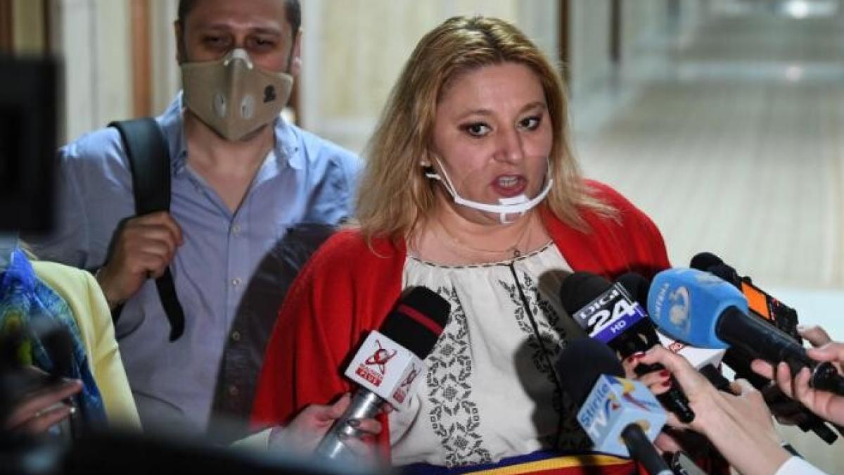 diana_sosoaca_masca_plastic_parlament_agerpres_95250500