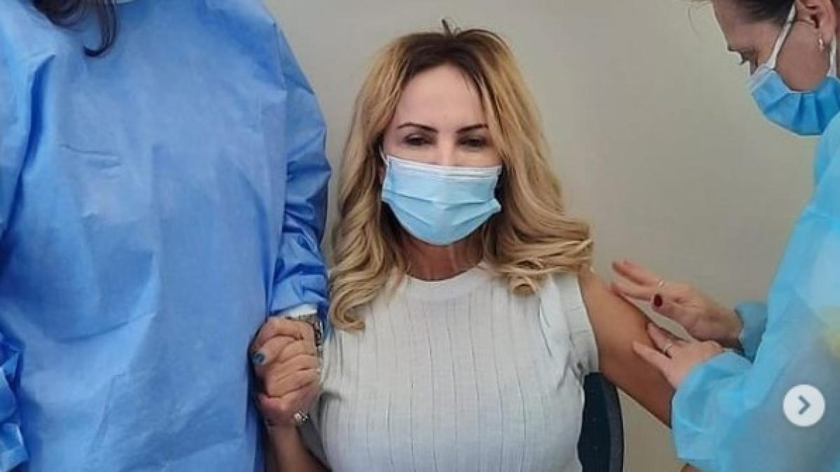 daniela-gyorfi--taxata-dupa-ce-s-a-vaccinat--schimb-de-replici-pe-internet--trebuia-sa-te-tina-cineva-de-mana_01244300