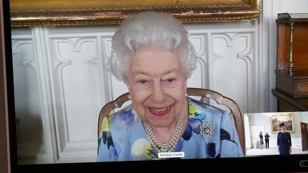 regina-elisabeta--prima-fotografie-dupa-moartea-printului-philip--zambitoare-si-joviala_44554200