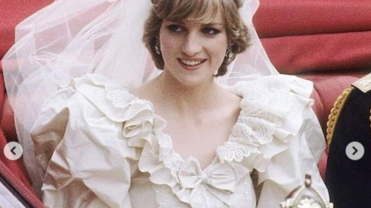 celebra-rochie-de-mireasa-a-printesei-diana--expusa-la-palatul-kensington--william-si-harry--decizie-la-24-de-ani-de-la-moartea-mamei-lor_13862100