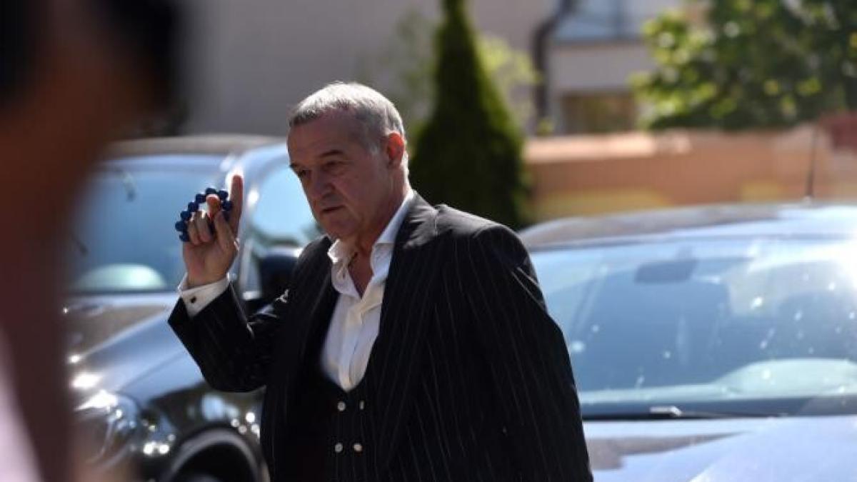 becali--prins-de-radar--a-fost-amendat-sprc-ccprc-a6i-laprc-ccprc-86sat-faprc-ccprc-86raprc-ccprc-86-permis-de-conducere_43625400